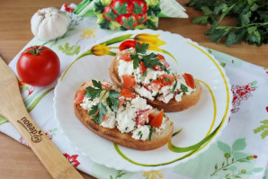 Бутерброды с творогом и помидорами