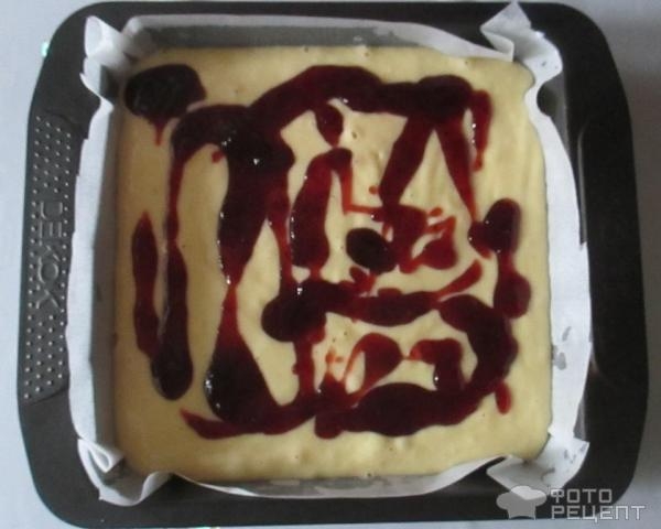 Рецепт: Пирог на кефире - с манкой и смородиновым вареньем Рецепт: Пирог на кефире - с манкой и смородиновым вареньем