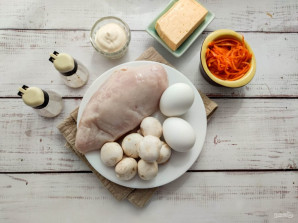 Слоеный салат с корейской морковью, курицей и грибами Слоеный салат с корейской морковью, курицей и грибами