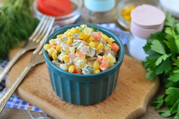 Салат с бужениной и кукурузой Салат с бужениной и кукурузой