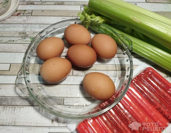 Рецепт: Легкий салат с крабовыми палочками - с добавлением сельдерея Рецепт: Легкий салат с крабовыми палочками - с добавлением сельдерея