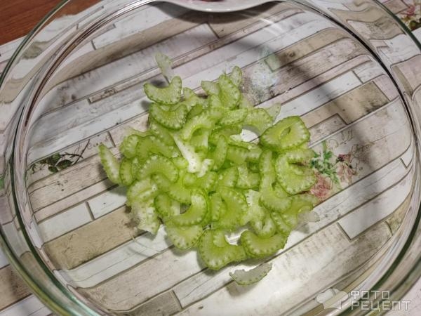 Рецепт: Легкий салат с крабовыми палочками - с добавлением сельдерея Рецепт: Легкий салат с крабовыми палочками - с добавлением сельдерея