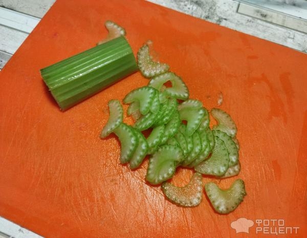 Рецепт: Легкий салат с крабовыми палочками - с добавлением сельдерея Рецепт: Легкий салат с крабовыми палочками - с добавлением сельдерея