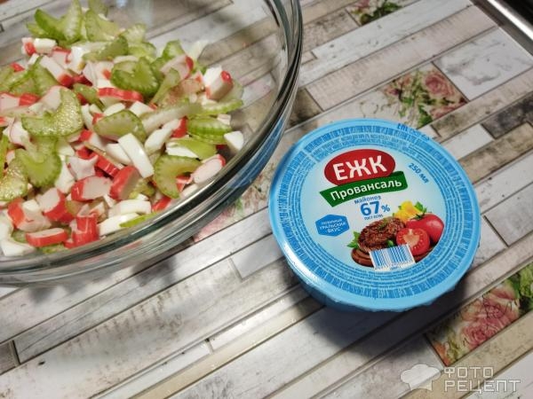 Рецепт: Легкий салат с крабовыми палочками - с добавлением сельдерея Рецепт: Легкий салат с крабовыми палочками - с добавлением сельдерея