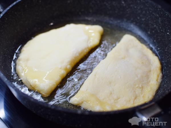 Рецепт: Жареные пирожки с картофелем - "Лапти" на сковороде. Вкусно и сытно! Рецепт: Жареные пирожки с картофелем - "Лапти" на сковороде. Вкусно и сытно!