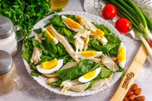 Салат с миндалем и курицей Салат с миндалем и курицей
