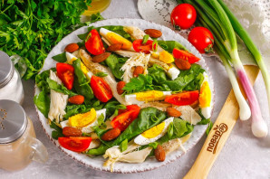 Салат с миндалем и курицей Салат с миндалем и курицей