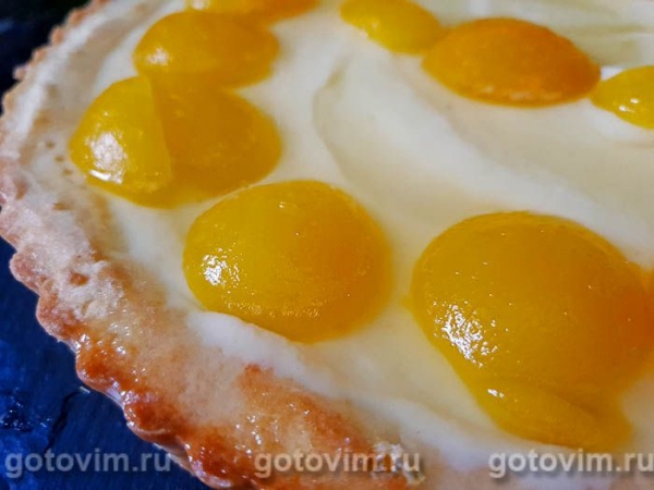 Песочный пирог с заварным кремом и консервированными абрикосами Песочный пирог с заварным кремом и консервированными абрикосами