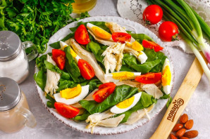 Салат с миндалем и курицей Салат с миндалем и курицей
