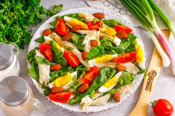 Салат с миндалем и курицей Салат с миндалем и курицей