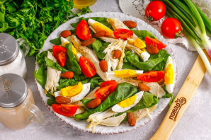 Салат с миндалем и курицей Салат с миндалем и курицей