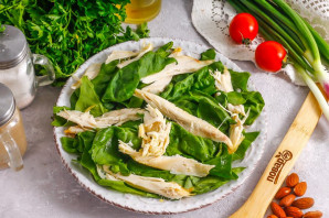 Салат с миндалем и курицей Салат с миндалем и курицей
