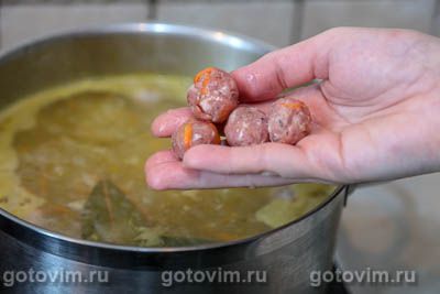 Суп с фрикадельками и зеленым горошком Суп с фрикадельками и зеленым горошком