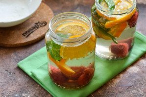 Компот из клубники с мятой и апельсином Компот из клубники с мятой и апельсином