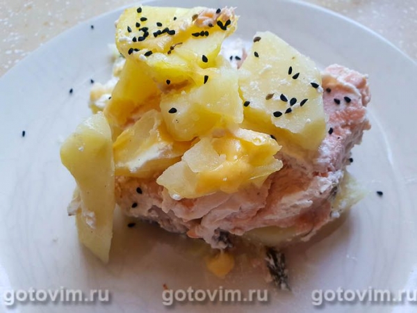 Семга в духовке, запеченная с картошкой в сметане Семга в духовке, запеченная с картошкой в сметане