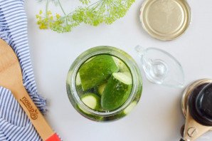 Маринованные огурцы в литровых банках Маринованные огурцы в литровых банках