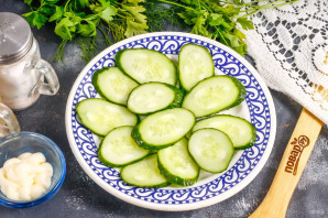 Салат с раковыми шейками и авокадо Салат с раковыми шейками и авокадо