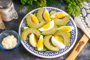 Салат с раковыми шейками и авокадо Салат с раковыми шейками и авокадо