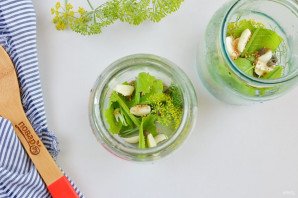 Маринованные огурцы в литровых банках Маринованные огурцы в литровых банках