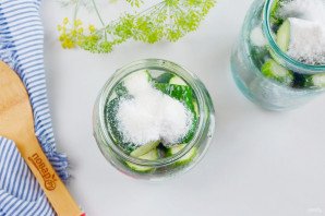 Маринованные огурцы в литровых банках Маринованные огурцы в литровых банках