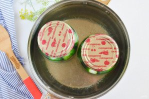 Маринованные огурцы в литровых банках Маринованные огурцы в литровых банках