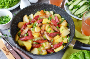 Жареная картошка с охотничьими колбасками Жареная картошка с охотничьими колбасками