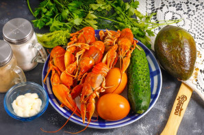 Салат с раковыми шейками и авокадо Салат с раковыми шейками и авокадо