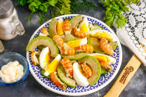 Салат с раковыми шейками и авокадо Салат с раковыми шейками и авокадо