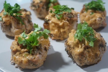 Сочные мясные мешочки с помидорами и моцареллой. Сочные мясные мешочки с помидорами и моцареллой.