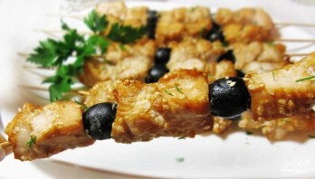 Куриный шашлык в соевом маринаде с маслинами Куриный шашлык в соевом маринаде с маслинами