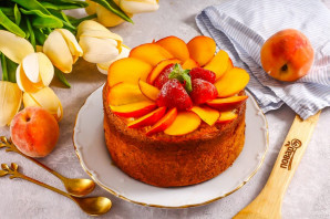 Пирог с клубникой и персиками Пирог с клубникой и персиками