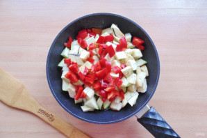 Кабачки тушеные с овощами и перцем Кабачки тушеные с овощами и перцем