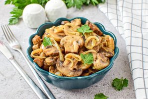 Шампиньоны с луком Шампиньоны с луком
