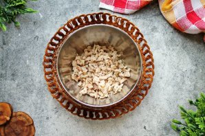 Салат "Арбузная долька" с курицей и грибами Салат "Арбузная долька" с курицей и грибами
