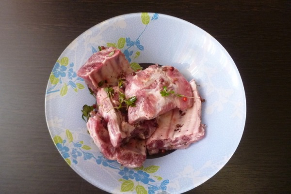 Ароматные рёбрышки с овощами, запеченные в пергаменте Ароматные рёбрышки с овощами, запеченные в пергаменте