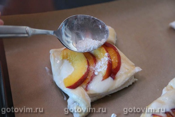 Слойки с творогом и нектаринами Слойки с творогом и нектаринами