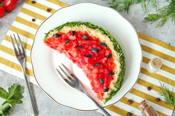 Салат "Арбузная долька" с курицей и грибами Салат "Арбузная долька" с курицей и грибами