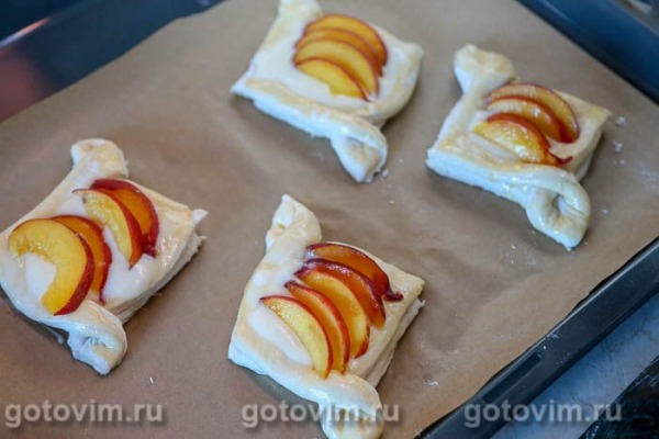 Слойки с творогом и нектаринами Слойки с творогом и нектаринами