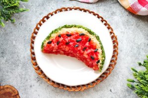 Салат "Арбузная долька" с курицей и грибами Салат "Арбузная долька" с курицей и грибами