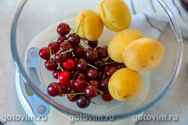 Компот из абрикосов и вишни Компот из абрикосов и вишни