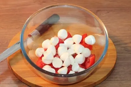 Салат с моцареллой чильеджина Салат с моцареллой чильеджина