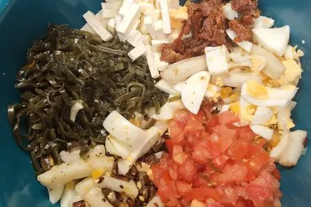 Салат с кальмарами и морской капустой Салат с кальмарами и морской капустой