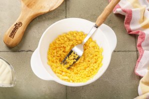 Яйца, фаршированные сыром и чесноком Яйца, фаршированные сыром и чесноком