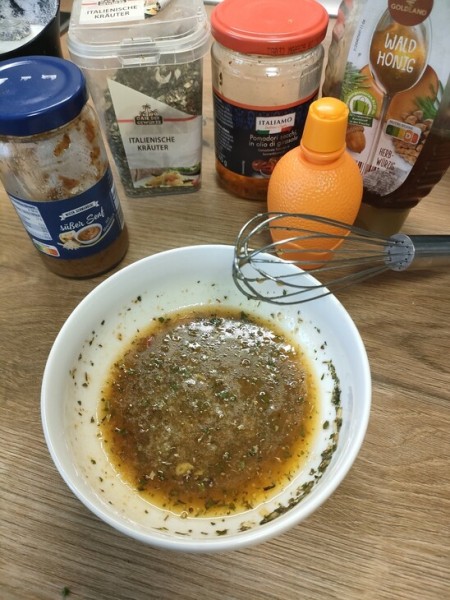 Салат с кальмарами и морской капустой Салат с кальмарами и морской капустой