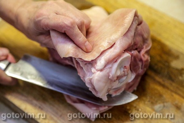 Рулет из свиной рульки с жареными лисичками Рулет из свиной рульки с жареными лисичками