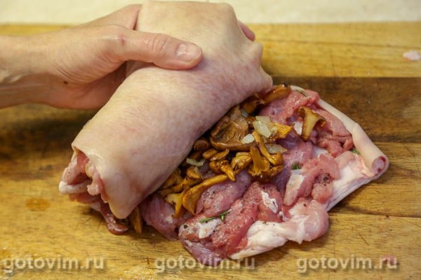 Рулет из свиной рульки с жареными лисичками Рулет из свиной рульки с жареными лисичками