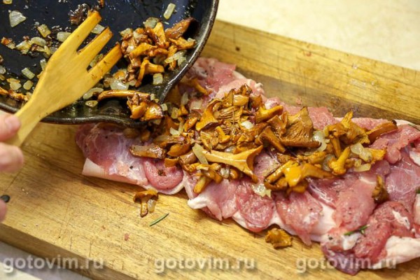 Рулет из свиной рульки с жареными лисичками Рулет из свиной рульки с жареными лисичками