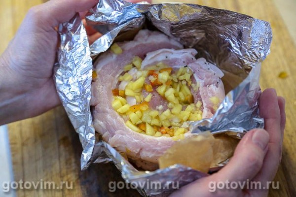 Рулет из свиной грудинки с манго и перцем чили Рулет из свиной грудинки с манго и перцем чили