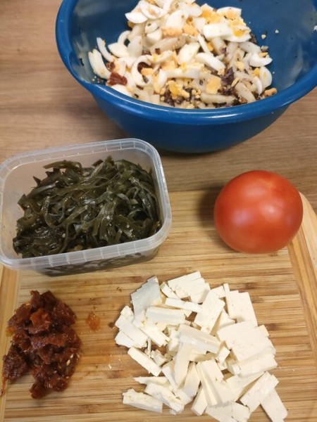 Салат с кальмарами и морской капустой Салат с кальмарами и морской капустой