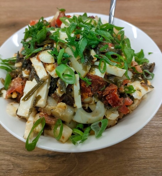 Салат с кальмарами и морской капустой Салат с кальмарами и морской капустой
